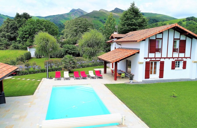 HOUSE WITH HEATED POOL, IN ONE OF THE MOST BEAUTIFUL VILLAGES IN FRANCE.