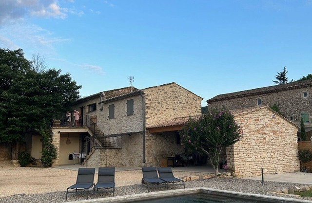 House with large pool in a quiet area