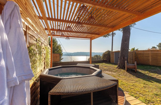 House with magnificent lake view, Wi-Fi and air conditioning
