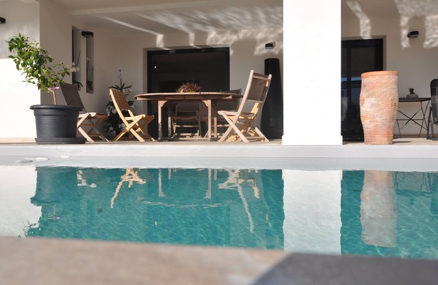 House with pool 10 mm from the beach