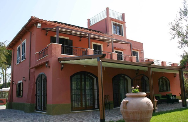 HOUSE WITH POOL AND PARK