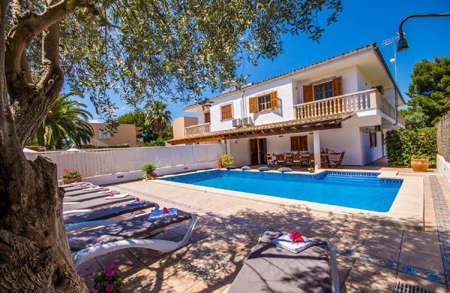 House with pool Eden lago close to the beach