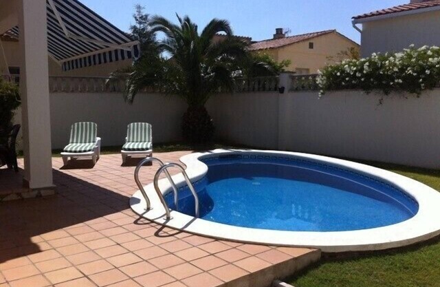 House with private pool and garden in L'Escala at 1500 m of the beach