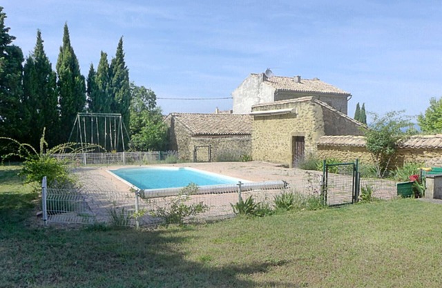 House with swimming pool, in the heart of the village of Rochegude