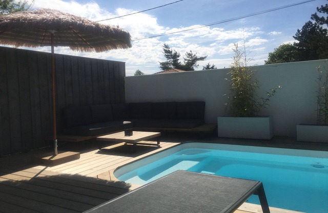House with terrace and swimming pool, near the coastal path and Gujan harbours