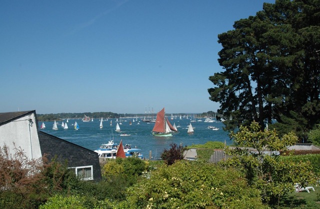 House with view of the Morbihan Gulf, access to the port, large garden, 2-minute walk to the beach