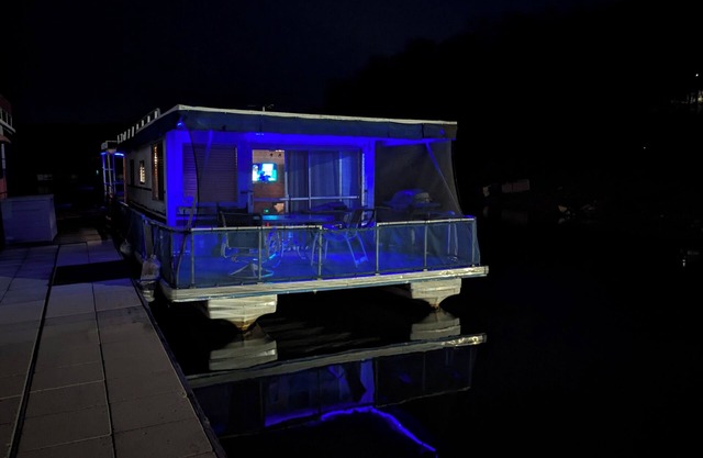 Houseboat for a great Getaway weekend. on 29,000-acre Lake Cherokee