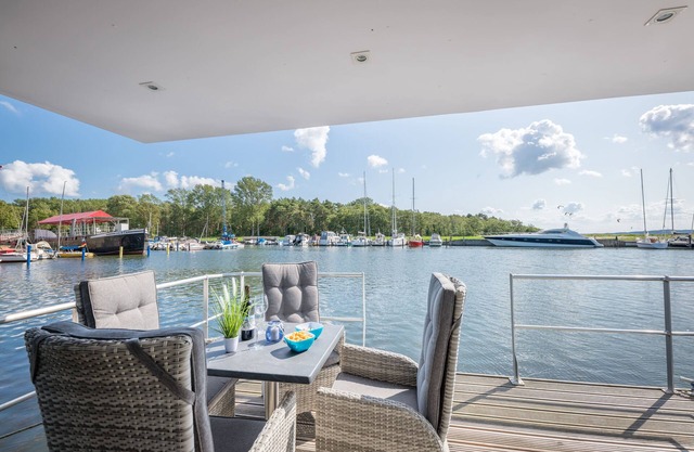 Houseboat with two bedrooms and terrace