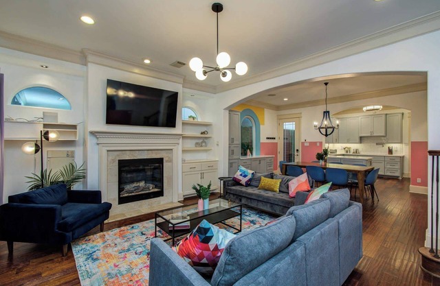 Houston Centrally Located w/Backyard Pool Retreat