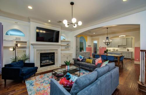 Houston Centrally Located w Backyard Pool Retreat
