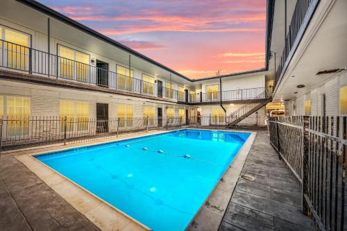 Houston Heights 2BR Getaway with Pool & Free Park