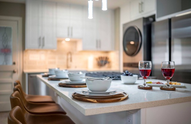 Houston Heights VRBO Bungalow, KingBed, Fenced Yard, Pet Friendly, Stocked Kitcn