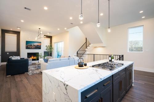 Houston Modern Luxury Walkable, Spacious, Elegant