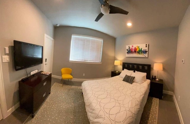 Houston Private Suite Located East Downtown
