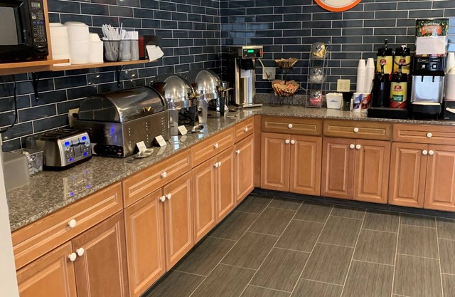 Howard Johnson by Wyndham Oklahoma City Airport/Fairgrounds