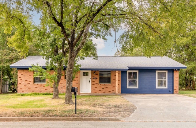 Howdy: King Beds/2 Miles to Campus (4BR/2Ba)