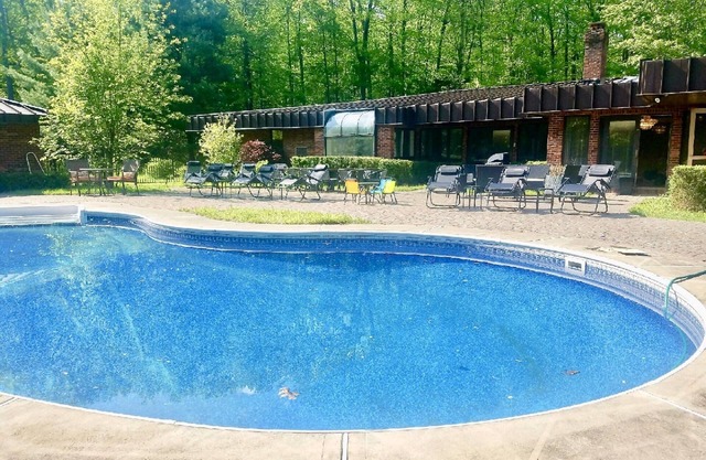 Huge 14 Acre/5000 Sqft Private Estate Hot Tub Firepit Tennis —LOTS Spaces!