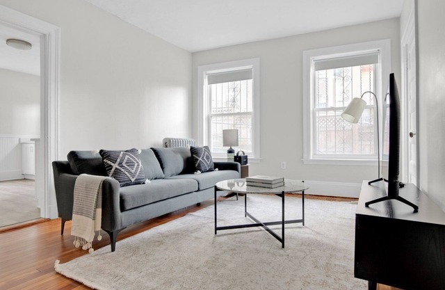 Huge 2b in desirable & quiet area. Near grocery and T-stop by Blueground