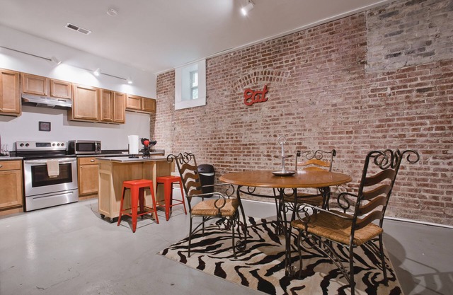 HUGE 5000 sqft condo - 2 blocks Beale, 11 beds 3king & 8queen, 3 bath, prkng lot