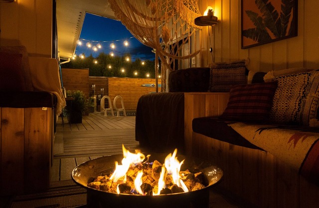Huge Deck w/Heated Pool + Hot tub. Games Room. Private & Very Clean.