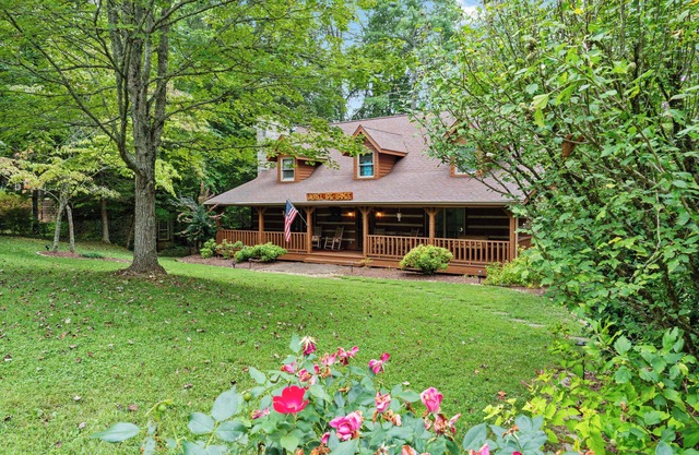 HUGE FAMILY CABIN - 5 bdrm/4.5 bth, Game Room, Hot Tub, Playhouse, Bonfire Pit