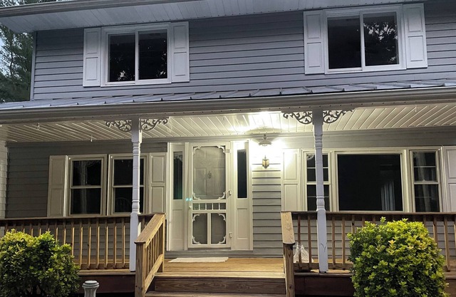 Huge Farm style home on 2.5 ac lot w/large back yard for gathering events & more