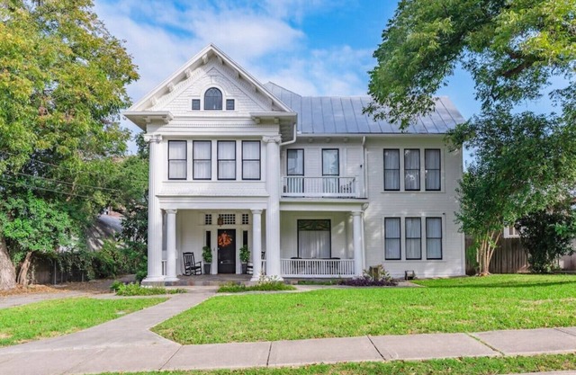 Huge home, perfect for big families & large groups