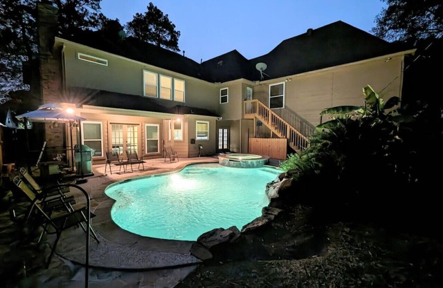 Huge home w/pool-hot tub-game rm - NO NOISE