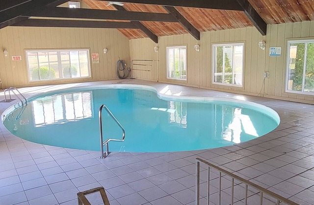 Huge Indiana Family Reunion Villa with Indoor Pool, Hot Tub, Game Rm 8 BR, 7 BA