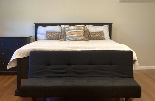 Huge King Bed en suite, Views,Clean & near attractions@ Enjoy Life
