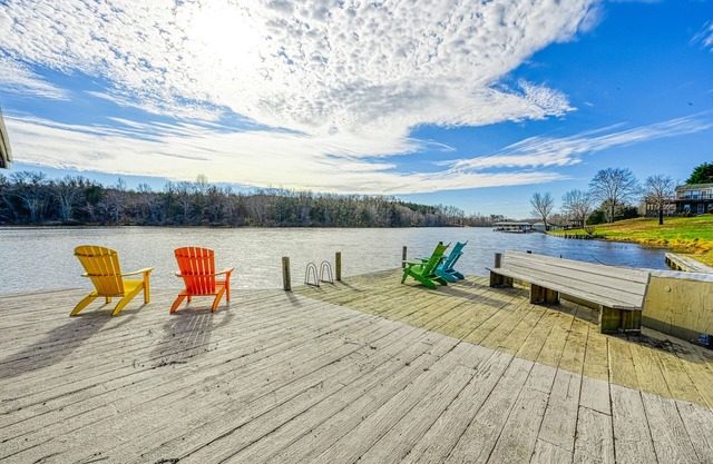 Huge lakefront home with A/C, sunroom, boat ramp, WIFI,game room, deck, & kayaks