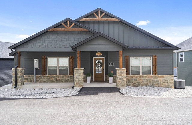Huge Lakeview Getaway w/Fun Arcades, Ping Pong Free Silver Dollar City Tickets Community Amenities!