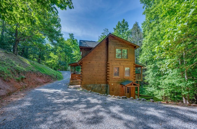 Huge log homeHOT TUB/GAMEroom/PRIVATE/hiking/pet/private lake accessl