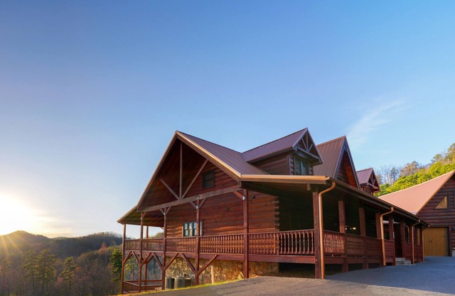 Huge Mountain Estate,Blue Ridge View, Sleeps 18, Hot Tub, Deck, & Game Room