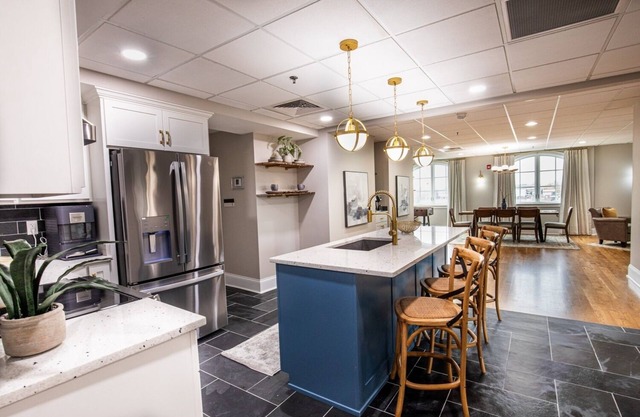 HUGE Penthouse Suite- 3 BR & 2 Bath w/Elevator. Walk to UK-Downtown-Rupp