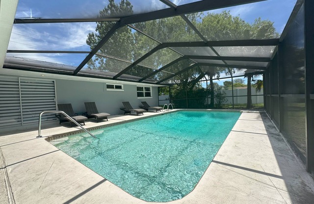 HUGE POOL/LANAI-DART BOARD-NEAR BEACH/BOTANICAL GARDEN/LAKE/PARKS/SHOPPING MALL!