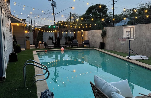 Huge pool, massage chair, ping pong, outdoor kitchen, fire pit, new cozy beds,