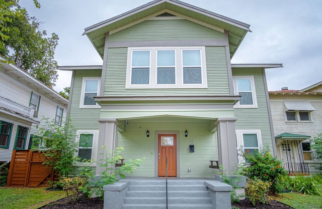 HUGE Remodeled 5BR/4BA House Sleeps 20 Downtown!