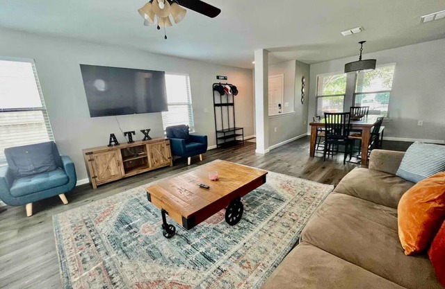 Huge Renovated Home + Yard Close to DT & Airportn