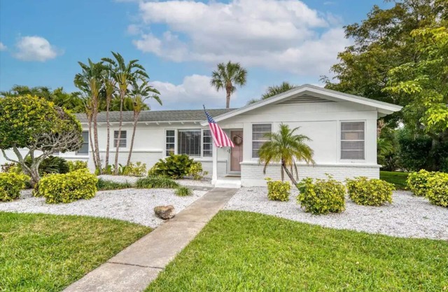HUGE Spa- Quick Walk to the BEACH - 2 Family Rooms - Screened Patio