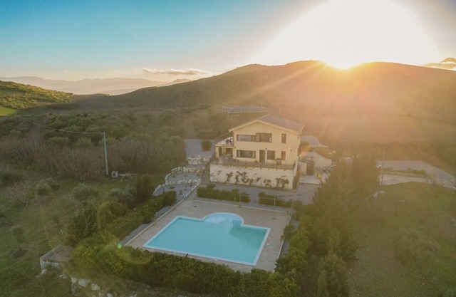 HUGE Villa with Pool, Finnish Sauna, Pool Table, Full Gym, EPIC SICILY VIEWS!