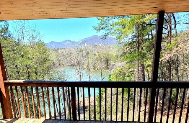 HugeLAKE/MOUNTAIN Views- private BEACH/Hottub/pets/canoe/firepit/lake/beach OPEN
