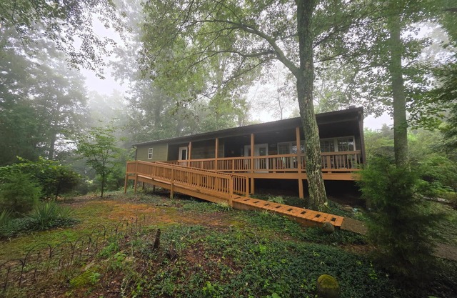 Hummingbird Cabin with a private hot tub!