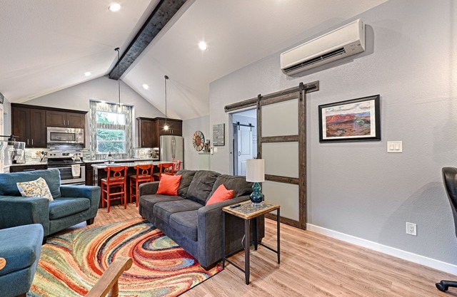 HUMMINGBIRD HIDEAWAY - Your Home Away From Home!