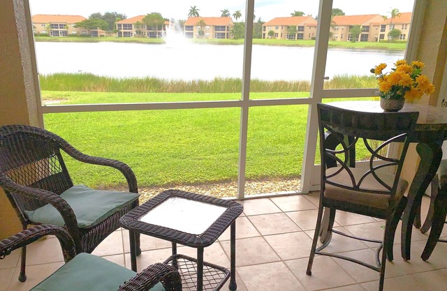 Huntington Lakes 2Bdr+Den Lakeview Condo