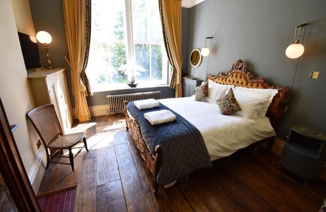 Huntress Suite, Buxton - a beautiful victorian apartment with private parking.