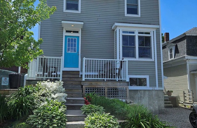 Hurley Cottage - large & modern, in the heart of Bar Harbor, walk to the harbor