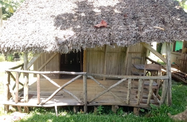 HUT GITE TI CASE PIED DANS L'EAU PRESQU'ILE AMBATO FACE NOSY BÉ ET NOSY KOMBA