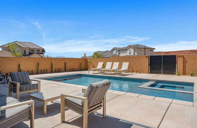 Hygge House: 3 King Suites, Pickleball, Patio + Bbq