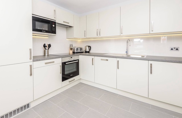 Ibis House 2 Bedroom 2 | Enjoy Riverside Walk at the Thames | Parking Available